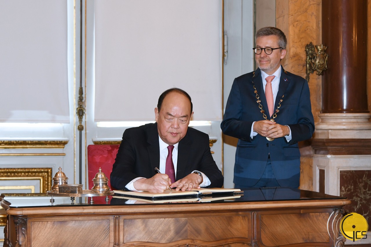 O Chefe do Executivo da RAEM, Ho Iat Seng, com o presidente da Câmara Municipal de Lisboa, Carlos Moedas