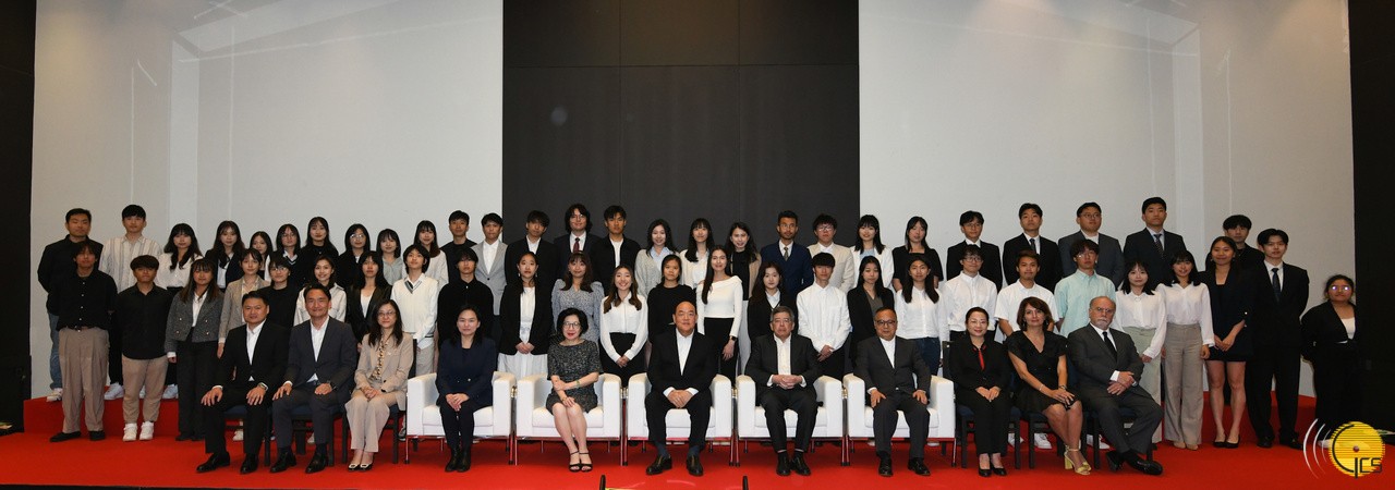 O Chefe do Executivo da RAEM, Ho Iat Seng, encontro com os estudantes de Macau que frequentam cursos superiores em Portugal